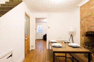 Cosy House - Stanstead Airport