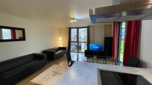 Stratford 2 bedroom Apartment with 2 Bathrooms & Great Links