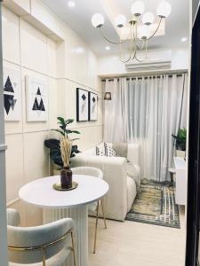 NEAR NAIA TERMINAL 1, 2, 3 Cozy Apartment at Field Residence - 4-звездочные отели в городе Манила