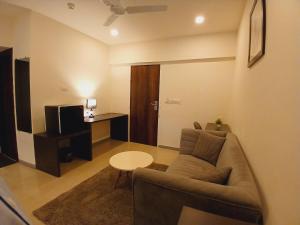 Housr Wakad Pune, Hinjawadi Road