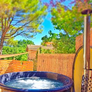 Appartements Appartement jacuzzi prive a 3 minutes cite medievale : photos des chambres