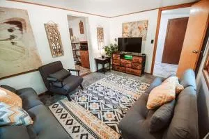 Bee-happy rustic cabin - Arkdale