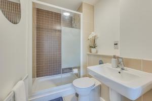 Stunning City Centre Apartment with Balcony, Free Parking, Fast Wifi and SmartTVs by Yoko Property