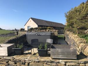 The Coach House WITH Private Hottub room in Windy Bank Hall