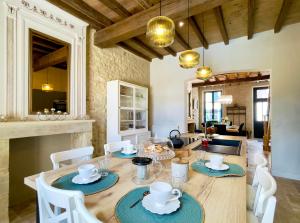 Maisons de vacances Villa Eleonore - Chic Central Retreat Heated Pool : photos des chambres