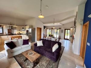 Golf & family chill cottage, hot-tub, beach 10 min