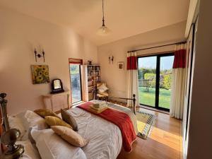 Golf & family chill cottage, hot-tub, beach 10 min