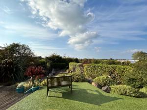 Golf & family chill cottage, hot-tub, beach 10 min