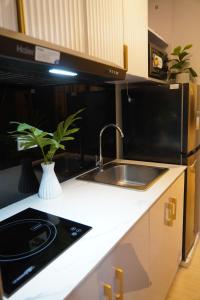 NEAR NAIA TERMINAL 1, 2, 3 Cozy Apartment at Field Residence