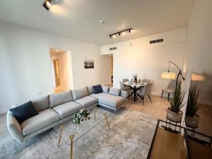 Upgraded brand new apartment Downtown