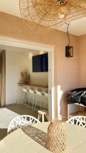 Proche St Tropez refait à neuf bord de plage et piscine