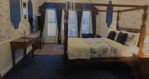 Four Poster Room with Sea View room in Albany Lodge
