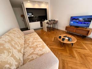 Luxury Central Condo with Private Terrace in Nice