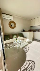 Proche St Tropez refait à neuf bord de plage et piscine