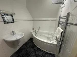 Contractor's Suite - Free Private Parking and 2 Bath - Chilworth