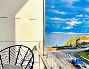 Quiet Clifftop luxury apartment with partial seaviews