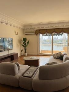 Prestigious Nilefront Residence, 5-Star Cairo Views