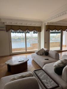 Prestigious Nilefront Residence, 5-Star Cairo Views