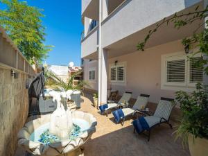 Apartments Villa Aura - Comfort Studio Apartment 8 with shared swimming pool