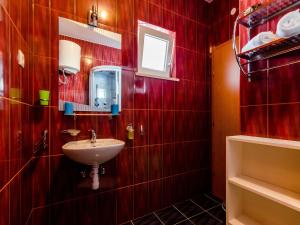 Apartments Aura - Comfort Studio Apartment 3 with shared swimming pool