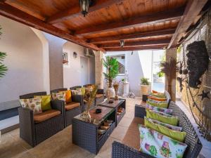 Apartments Aura - Comfort Studio Apartment 7 with shared swimming pool