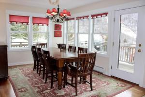 Topridge Townhome 3BR, 4BA with Hot Tub, Ski On Ski Off, Mountain Views and Sports Center