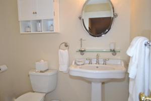 Topridge Townhome 3BR, 4BA with Hot Tub, Ski On Ski Off, Mountain Views and Sports Center