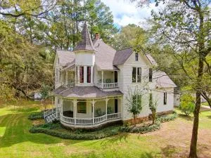 Romantic 1901 Victorian Home on Seven Wooded Acres - مانغوليا