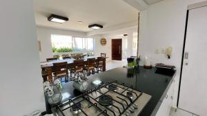 Casa pé na areia com piscina na Barra de São Miguel