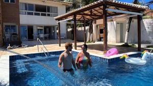 Casa pé na areia com piscina na Barra de São Miguel