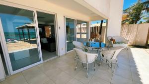 Casa pé na areia com piscina na Barra de São Miguel