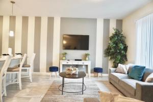 Spacious retreat w pool close to Disney 340