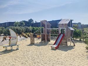 Maisons de vacances Sejour en Tiny House a Jullouville, piscine et parking inclus - FR-1-361A-95 : photos des chambres