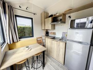 Maisons de vacances Tiny House cosy pres de la plage avec piscine et parking - FR-1-361A-94 : photos des chambres