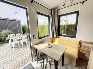Maisons de vacances Tiny House cosy pres de la plage avec piscine et parking - FR-1-361A-94 : photos des chambres