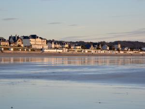 Maisons de vacances Tiny House cosy pres de la plage avec piscine et parking - FR-1-361A-94 : Mobile Home