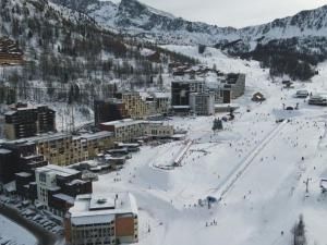 Chalet confortable au pied des pistes avec terrasse et parking - FR-1-292-222