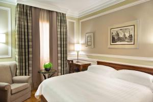 Deluxe, Guest room, 1 King room in Rome Marriott Grand Hotel Flora