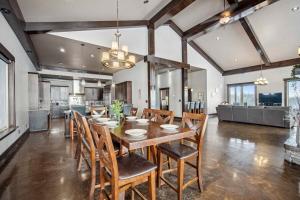 Luxurious Modern 11-Bed Home Private 136 Acres