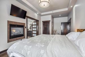 Luxurious Modern 11-Bed Home Private 136 Acres
