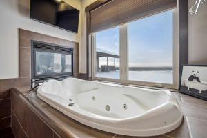Luxurious Modern 11-Bed Home Private 136 Acres