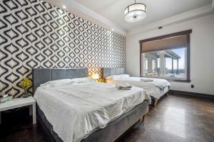 Luxurious Modern 11-Bed Home Private 136 Acres