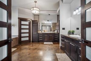 Luxurious Modern 11-Bed Home Private 136 Acres