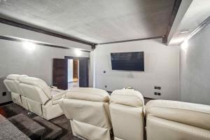 Luxurious Modern 11-Bed Home Private 136 Acres
