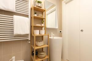 Sunny retreat near metro, 12 min to Duomo