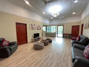 Mountain Lodge, Radiant Janda Baik