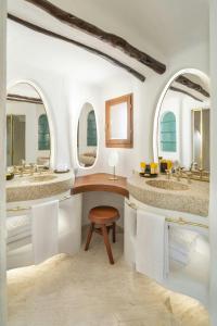 Contemporary Deluxe Suite, king bed, Inner View, terrace