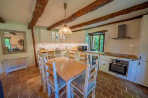 Maisons de vacances Magnifique longere en pierre du Lot Piscine Privee : photos des chambres
