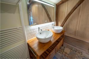 Maisons de vacances Magnifique longere en pierre du Lot Piscine Privee : photos des chambres