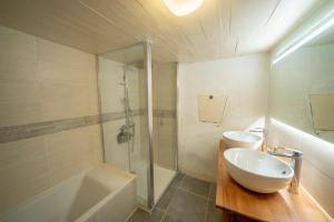 Maisons de vacances Magnifique longere en pierre du Lot Piscine Privee : photos des chambres
